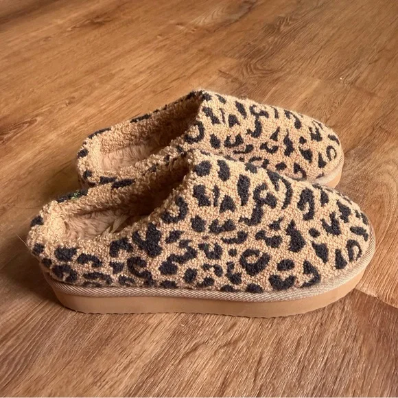 Aerie Sherpa Scuff Slippers leopard print - Picture 1 of 7